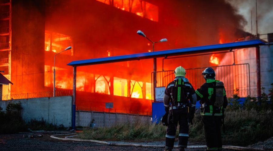 Крупный пожар в Барнаульском мебельном комбинате ликвидировали на площади 6,8 тысяч кв. м