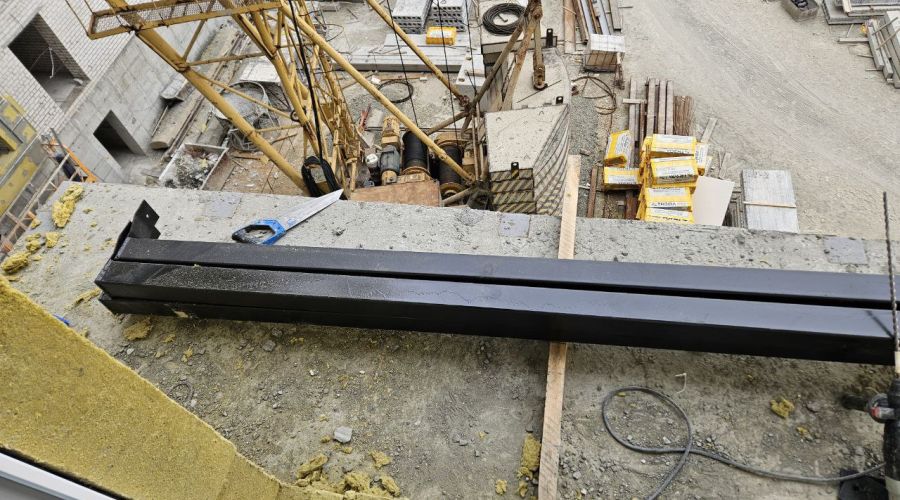 На стройке в центре Барнаула погиб рабочий после падения с высоты