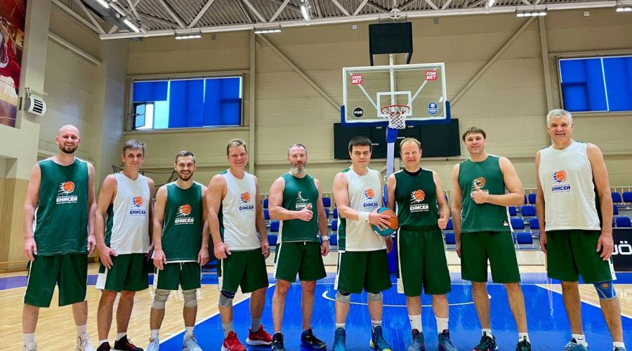 Губернатор Виктор Томенко сыграл в баскетбол с коллегами из Красноярского края