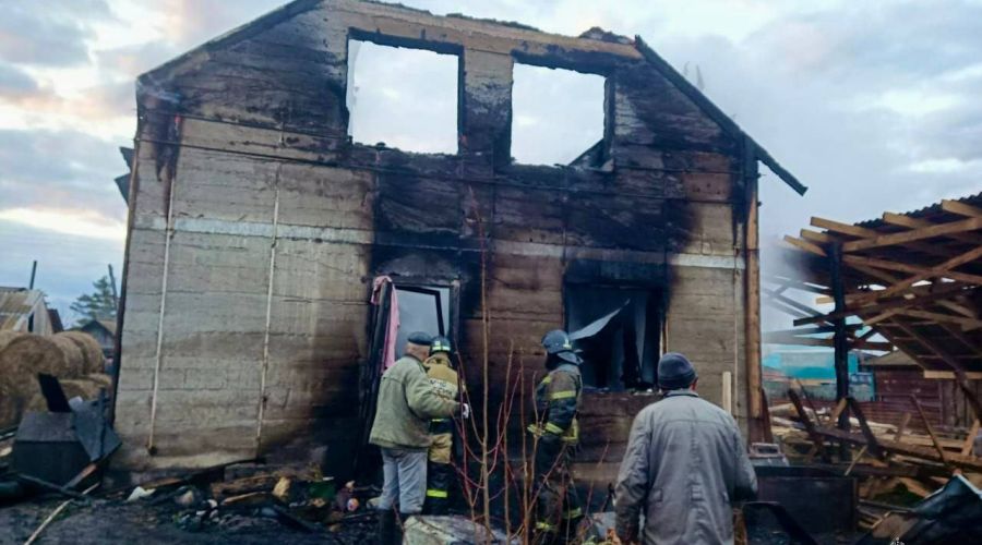 В Алтайском крае отец и сын погибли во время пожара в частном доме<span style=