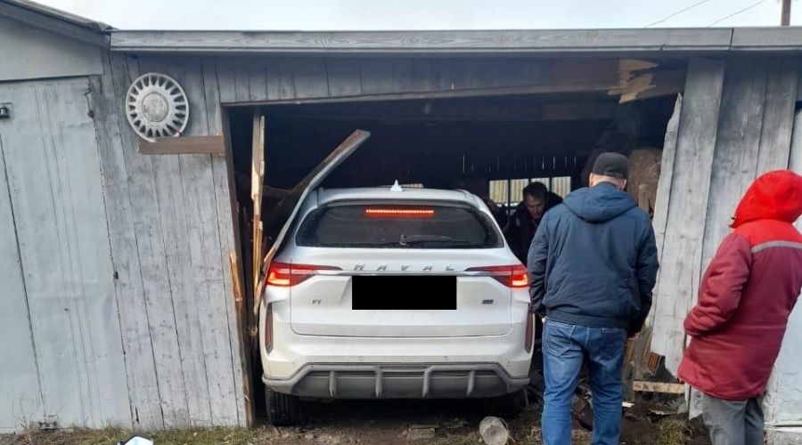 Жители алтайского села обеспокоены водителем «в погонах» из-за опасного вождения