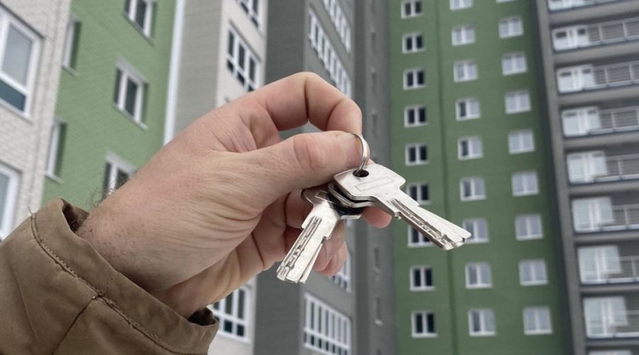 Барнаульским дольщикам начали выдавать ключи от квартир в скандальном долгострое