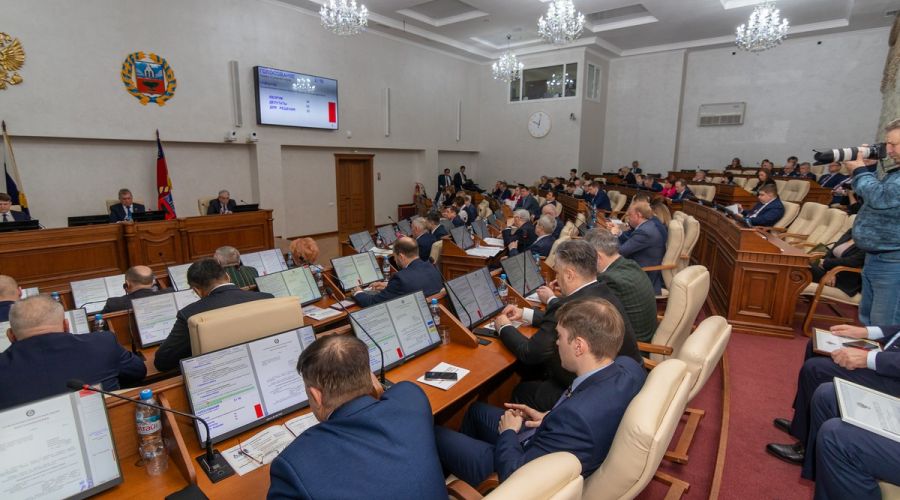 В Алтайском крае планируют увеличить штат специалистов в органах опеки и попечительства