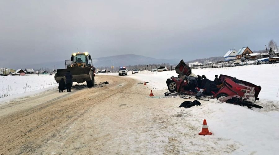 Два человека погибли в ДТП после столкновения с трактором в селе на Алтае