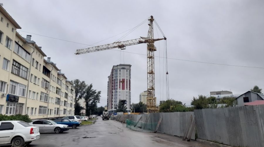 Жильцы новостройки в центре Барнаула пожаловались на захват земли и опасные раскопки