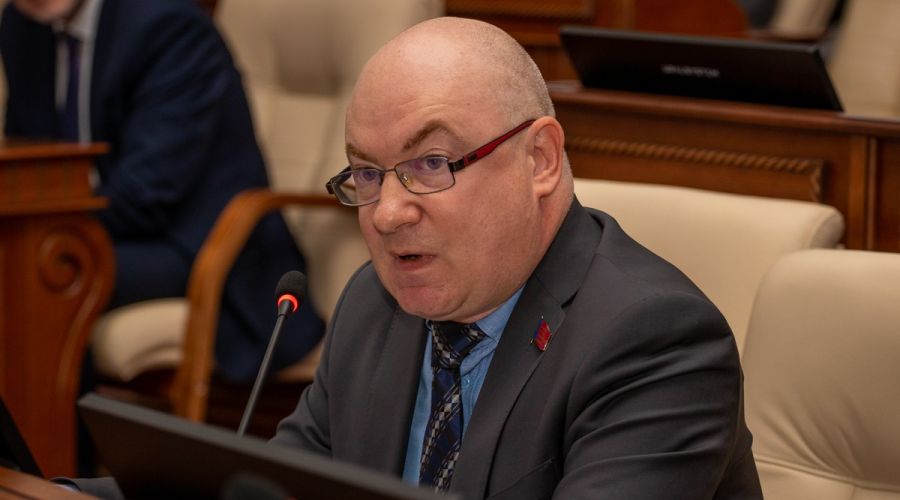 «Поможем сухпайком»: алтайский депутат предложил заселять пустые села тунеядцами<span style=