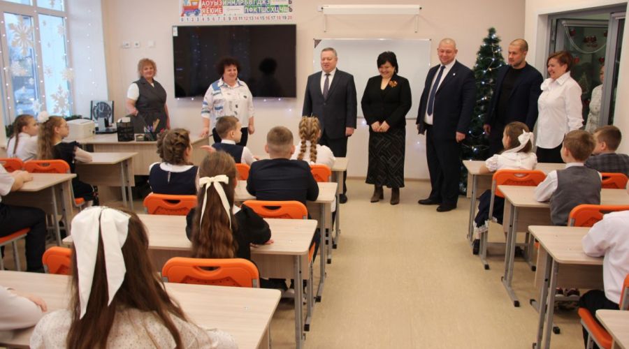 Каменские школьники вернулись в свой лицей после затянувшегося капремонта