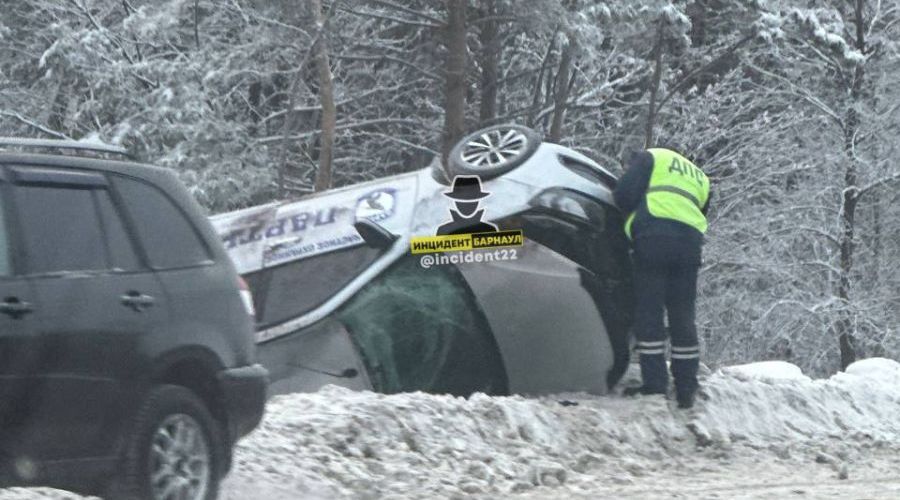 На Змеиногорском тракте в Барнауле произошло ДТП с переворотом