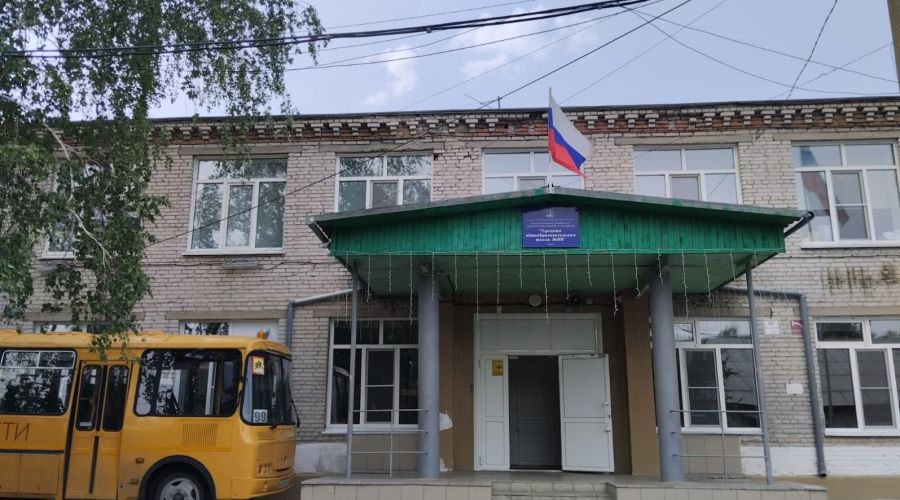 Директора школы в Барнауле уволили после жалобы вернувшегося с СВО сторожа