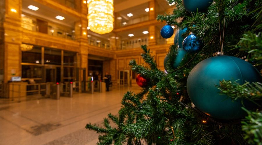 Власть берущие: в канун Нового года алтайским госслужащим напомнили о запрете принимать подарки