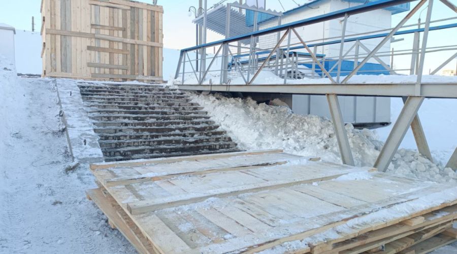 В Барнауле приступили к обустройству крещенского городка с трехметровой снежной часовней