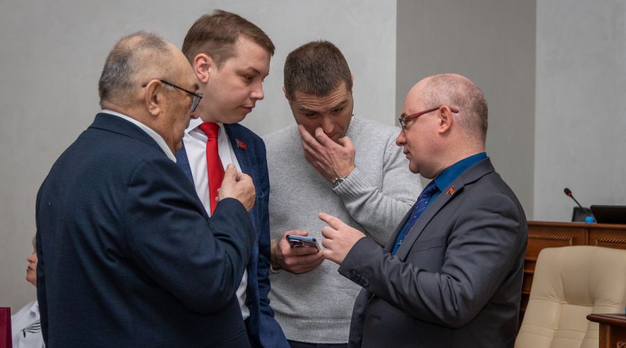 Политика или дела сердечные: алтайские депутаты попали в судебный переплет на фоне разборок в стане комроссов