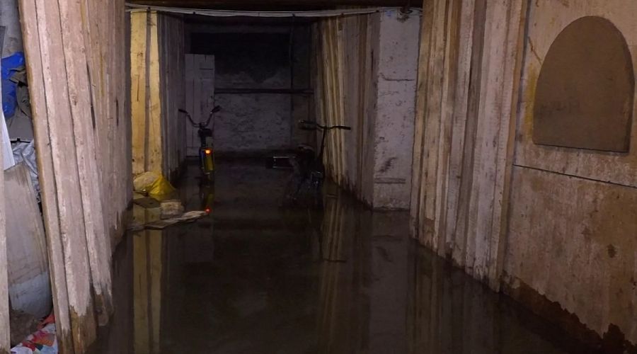 Подвалы бийской хрущевки пятый день топит канализационными нечистотами