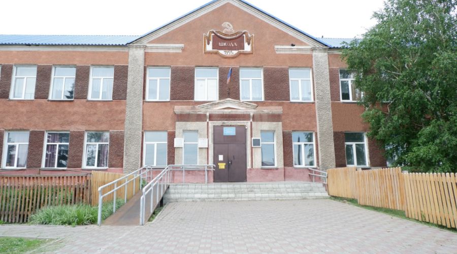 Жители Тюменцевского района обеспокоены слухами о закрытии школы в райцентре