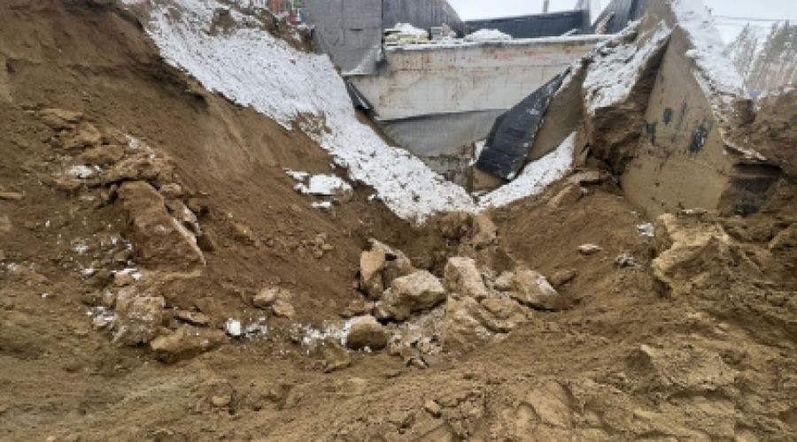 В Бийске погиб рабочий под завалами обледеневшего грунта на стройплощадке