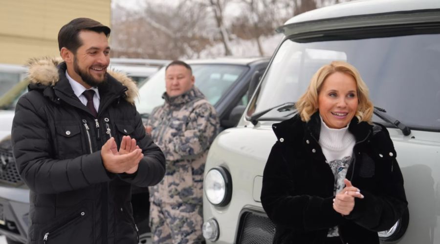 Алтайским инспекторам подарили машины для охраны снежных барсов