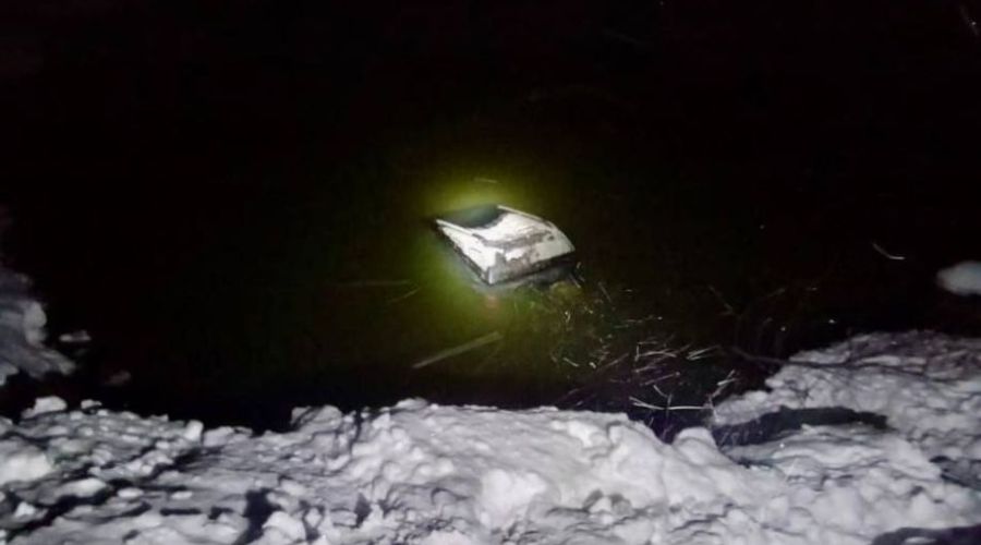 В Барнауле спасатели достали женщину с крыши тонущего в реке автомобиля