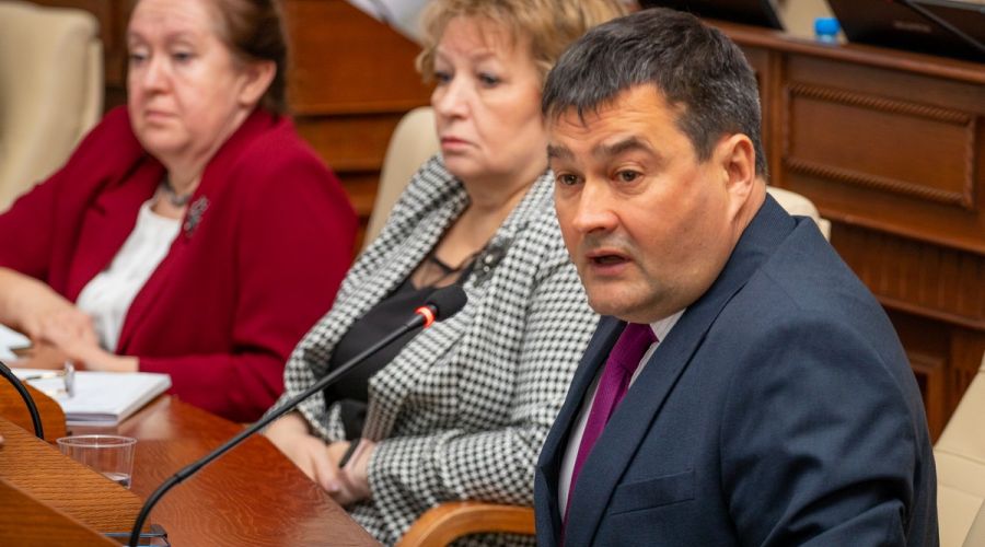 «Превратили парламент в театр абсурда»: алтайские депутаты сошлись в ожесточенных спорах об округах и землях