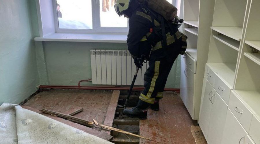 Более 700 учеников школы в Барнауле эвакуировали из-за задымления (обновлено)