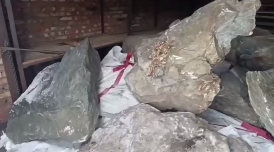 Иностранца осудят за попытку дать взятку алтайскому таможеннику и вывезти 6 тонн нефрита