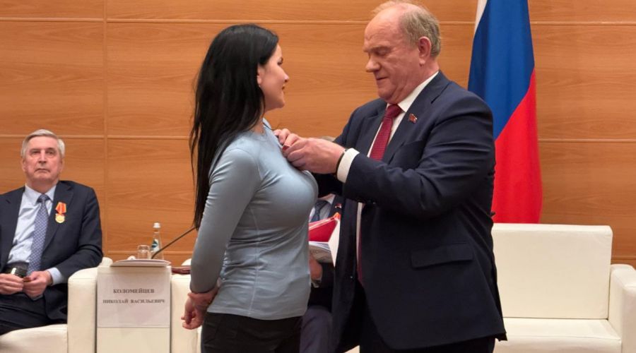 Персека алтайских коммунистов наградили памятной медалью за борьбу с фашизмом