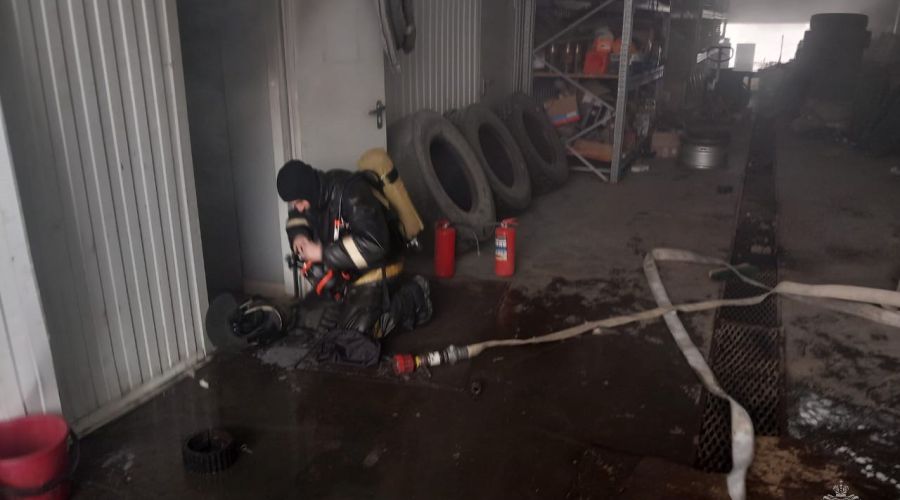 Спасатели ликвидируют пожар в здании логистического центра алтайской сети «Мария-Ра» (обновлено)