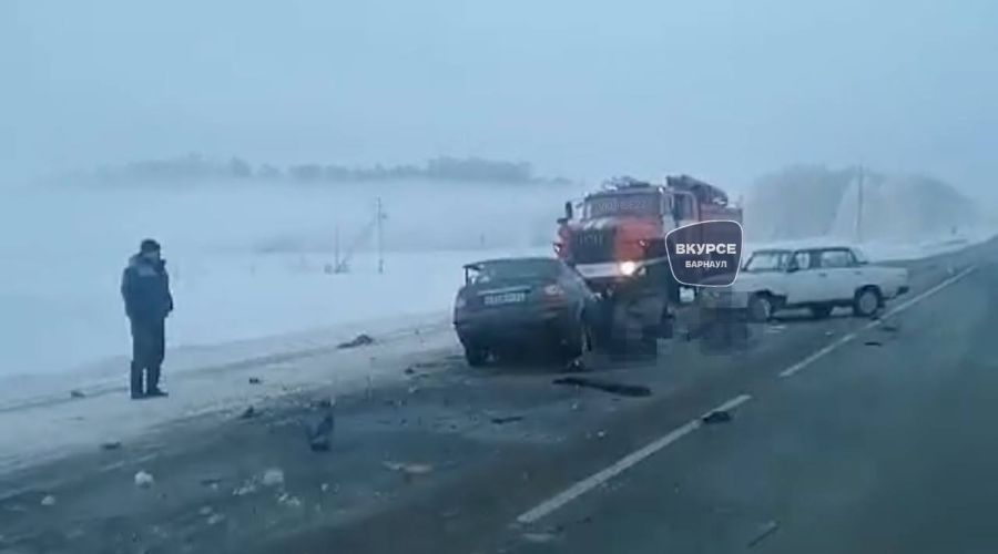 Двое мужчин погибли при столкновении нескольких машин на трассе в Алтайском крае