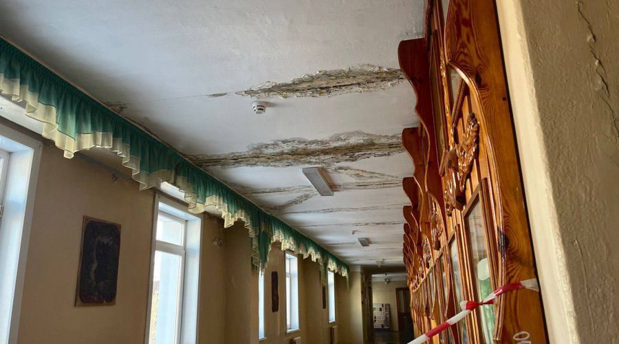Здание алтайского колледжа частично закрыли из-за прохудившейся крыши