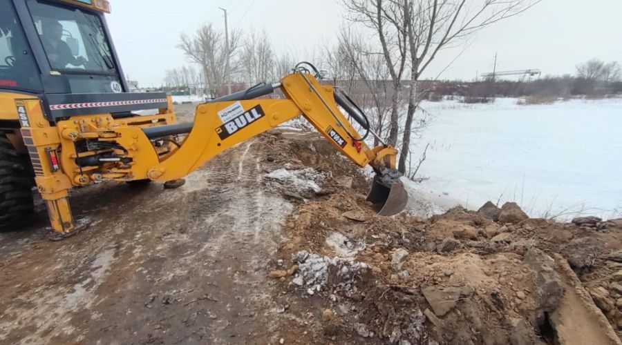 В алтайском селе пытаются отремонтировать дамбу до начала паводка