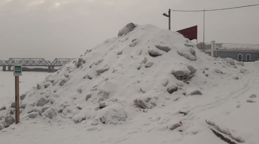 «Просто некрасиво»: депутат возмутился «неэкологичной» уборкой снега в Камне-на-Оби