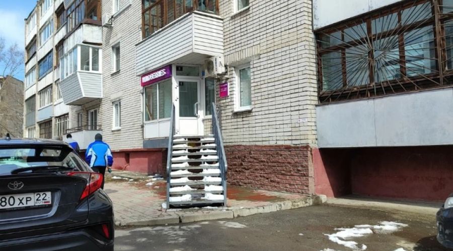 Барнаульскую пятиэтажку топит талой водой после ремонта сетей