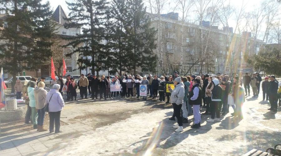 Жители Бийска вышли на митинг с требованием построить школу