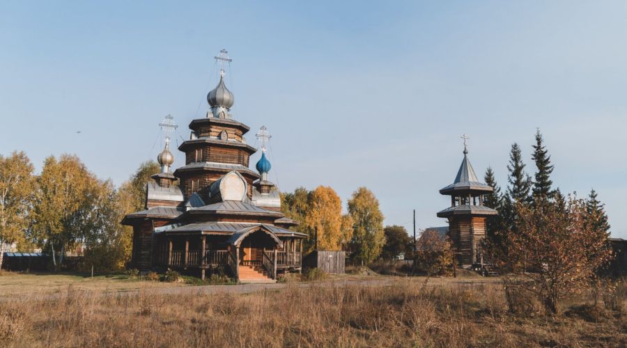 Захоронение сына священника в центре алтайского села возмутило местных жителей