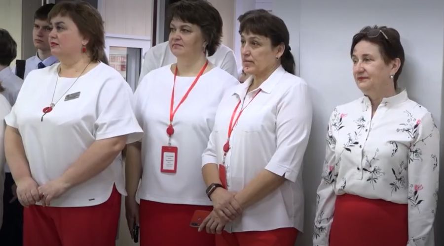 Педагоги алтайской школы коллективно перешли на «красное и белое»