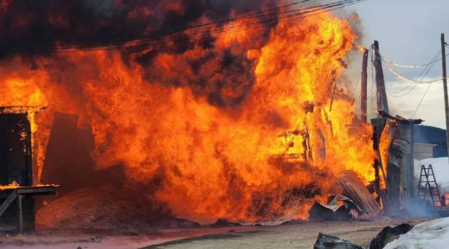 На Семинском перевале в Республике Алтай горят торговые ряды (обновлено)