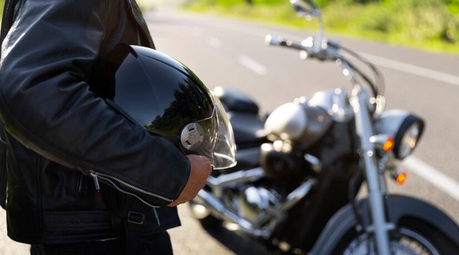 Полицейский в Барнауле спешил мотоциклиста-нарушителя голыми руками