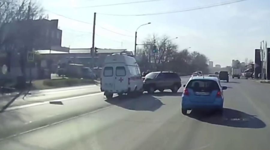 Пассажиры скорой помощи в Барнауле получили травмы в ДТП