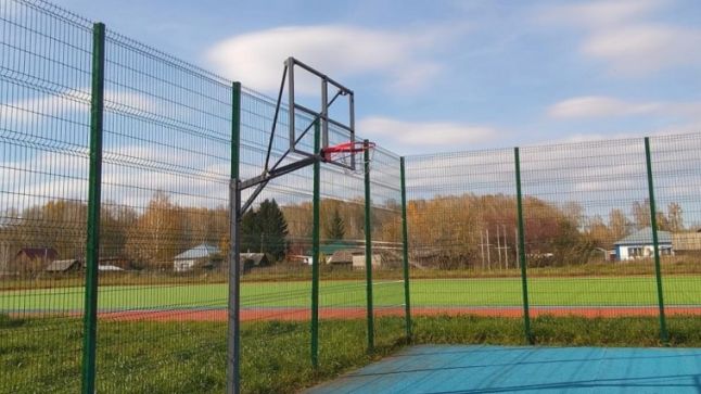 «Слабоумную» спортплощадку в Первомайском районе закончат только после суда с подрядчиком