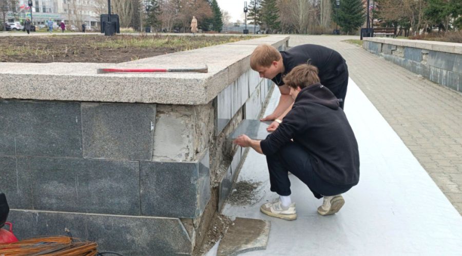 Власти начали приводить в порядок площадь Ветеранов в Барнауле после жалобы общественников
