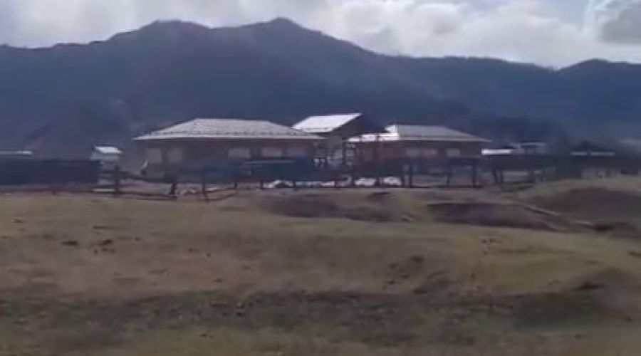 Ограждение вдоль реки в алтайском селе снесут после иска прокуратуры