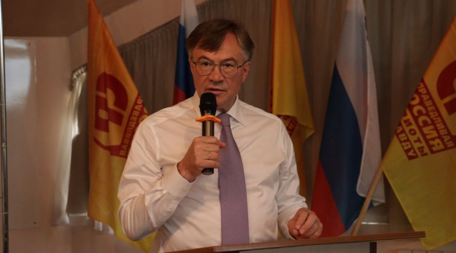 Алтайский депутат поддержал идею повергнуть гитлеровские знамена к Мавзолею