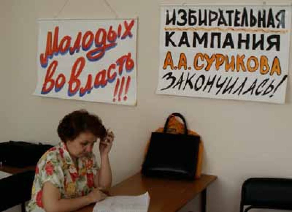 Молозистая рука рабочего с помощью молотка и
швабры уничтожила предмет раздора, освободив щит для новой
рекламной продукции.