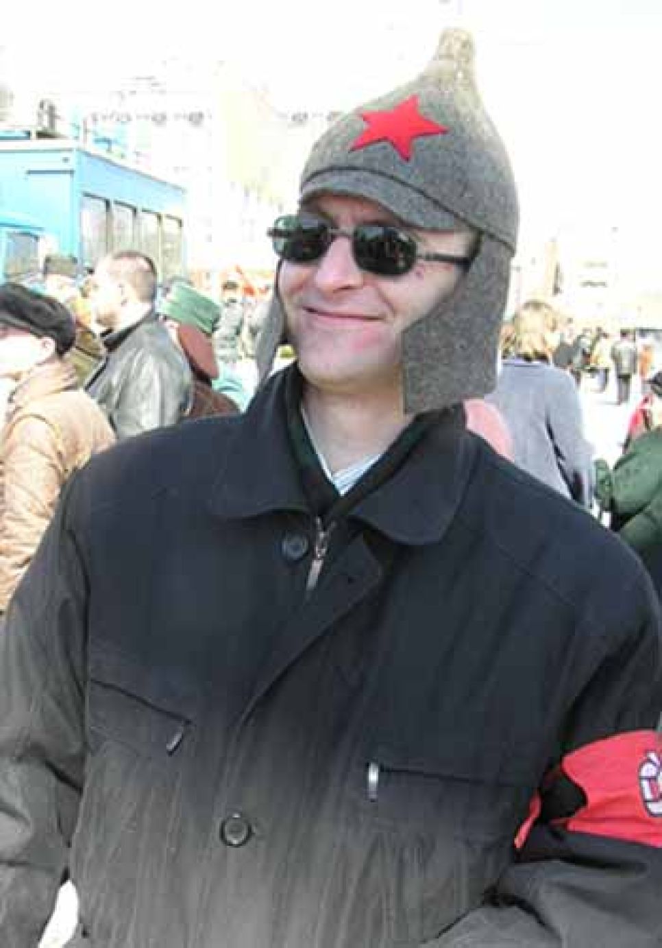 Власть перестраховалась, окружив здание алтайской
крайадминистрации несколькими кольцами охраны - участники
первомайского митинга в барнауле выражали энтузиазм и поддержку
губернатору миахилу евдокимову.