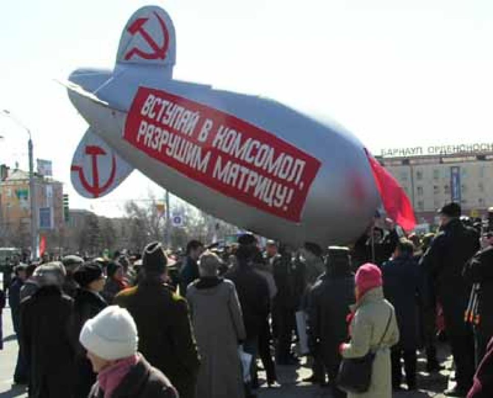 Власть перестраховалась, окружив здание алтайской
крайадминистрации несколькими кольцами охраны - участники
первомайского митинга в барнауле выражали энтузиазм и поддержку
губернатору михаилу евдокимову.