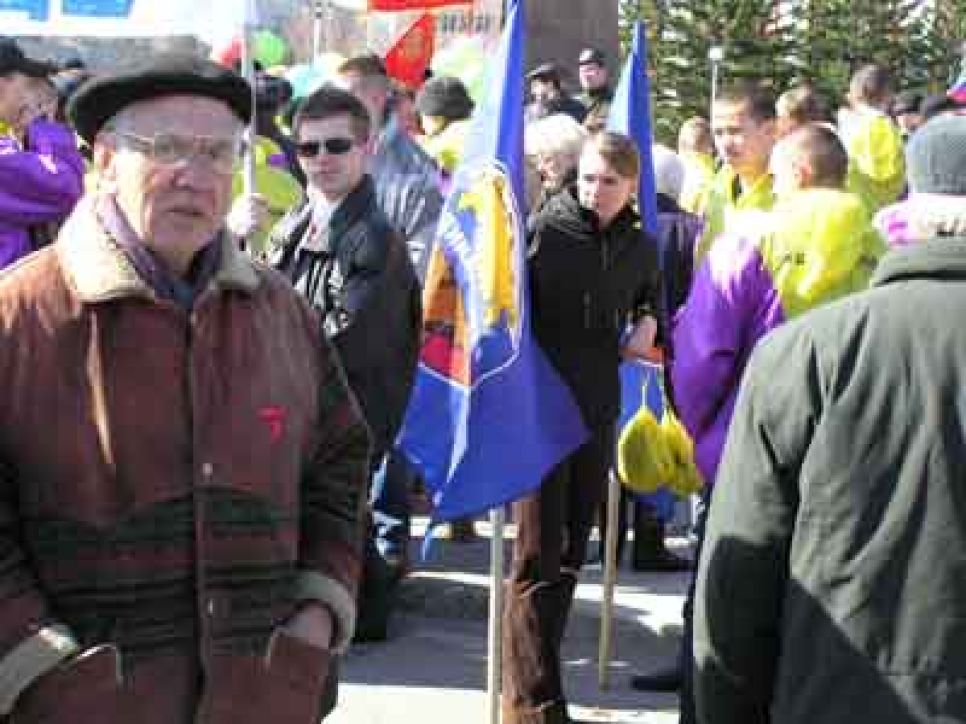 Власть перестраховалась, окружив здание алтайской
крайадминистрации несколькими кольцами охраны - участники
первомайского митинга в барнауле выражали энтузиазм и поддержку
губернатору михаилу евдокимову.