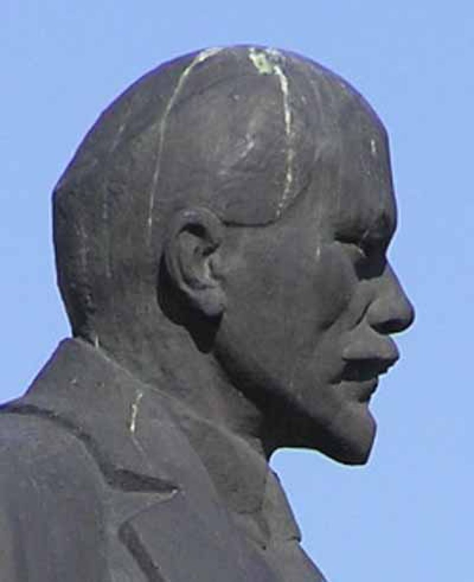 Власть перестраховалась, окружив здание алтайской
крайадминистрации несколькими кольцами охраны - участники
первомайского митинга в барнауле выражали энтузиазм и поддержку
губернатору михаилу евдокимову.