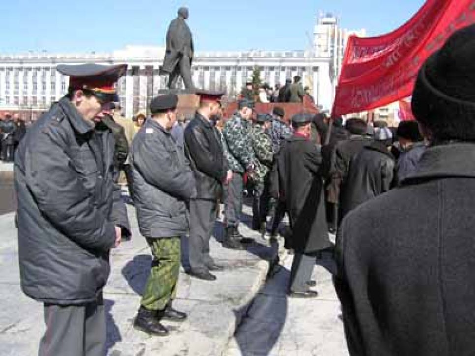 Власть перестраховалась, окружив здание алтайской
крайадминистрации несколькими кольцами охраны - участники
первомайского митинга в барнауле выражали энтузиазм и поддержку
губернатору михаилу евдокимову.