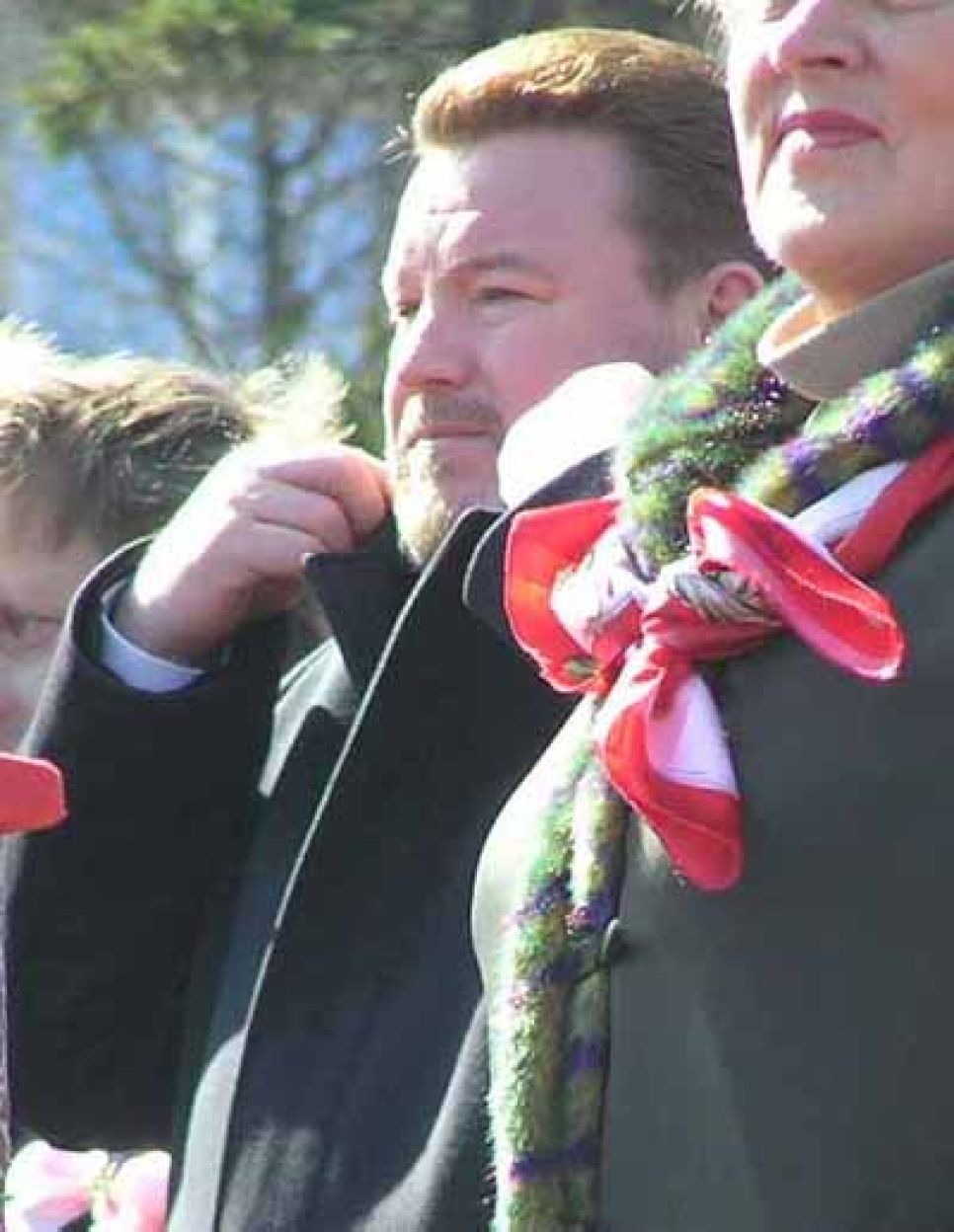 Власть перестраховалась, окружив здание алтайской
крайадминистрации несколькими кольцами охраны - участники
первомайского митинга в барнауле выражали энтузиазм и поддержку
губернатору михаилу евдокимову.