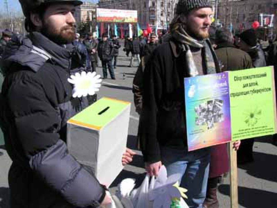 Бумажные ромашки проданы, несмотря на протесты левых
активистов шокированных "системными" фенечками продавцов.