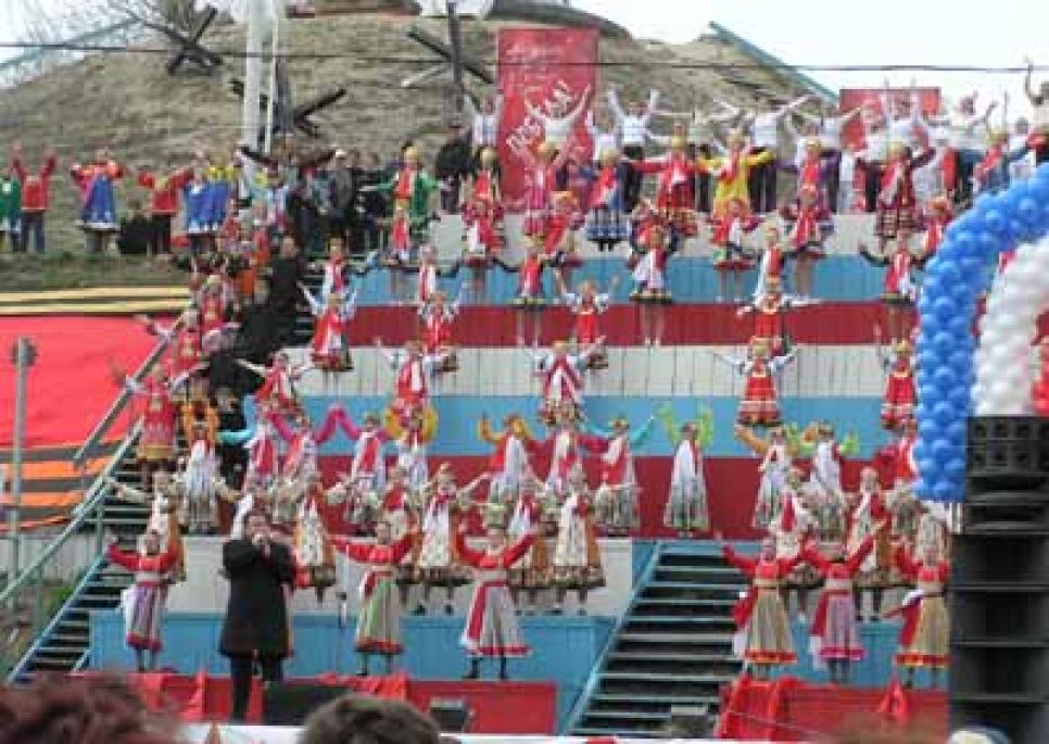 9 мая в барнауле: алтайский губернатор пел народу о
нуждах ветеранов.